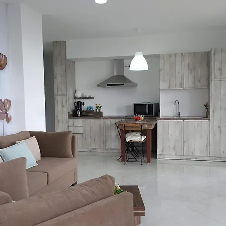 White Residence1 - Cirasola Home, Very Nice *